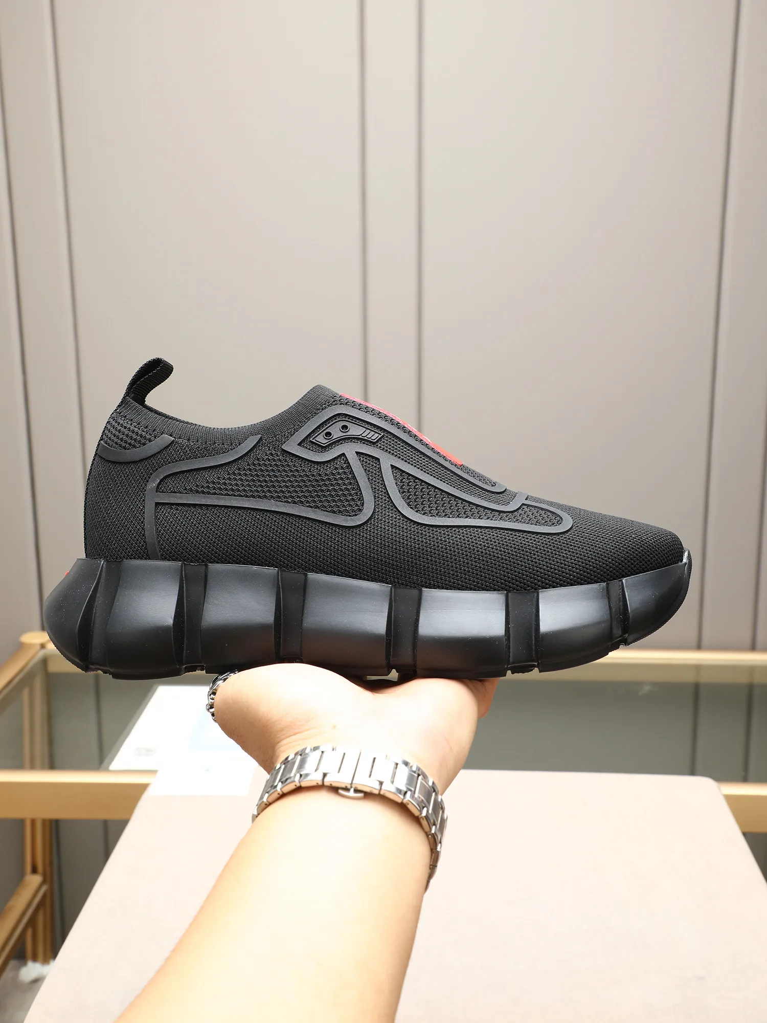 Men's shoes 💰460 PRADA/Prada men's lace-up casual sports shoes, the upper is made of high-elastic fly woven➕joined with breathable mesh. It is soft, comfortable and breathable. The tongue is decorated with the PRADA brand letter logo. The thick rubber sole echoes the red label tongue. The style is fashionable and generous. The details are carefully crafted. A casual sports shoe with a super western style and excellent breathability!  Size: 38-44 (45 46 customized)